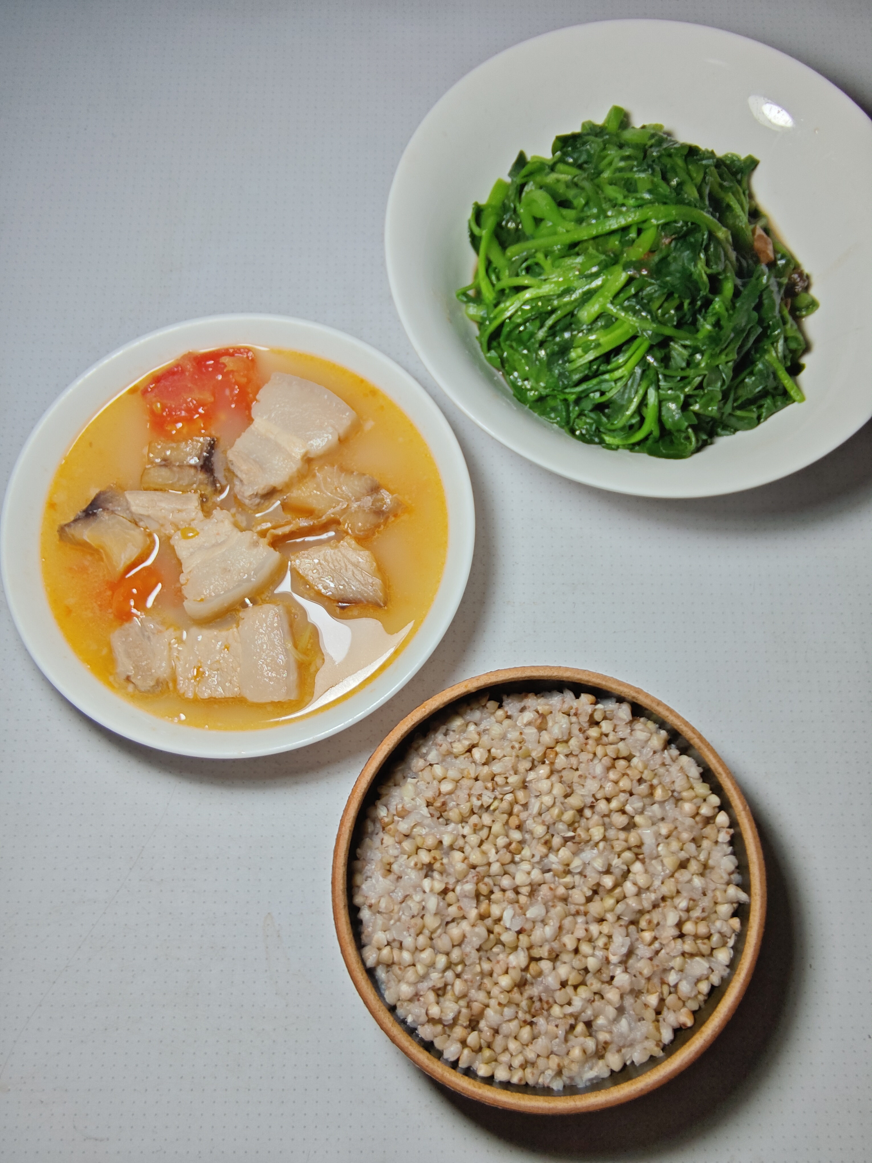 晚饭，红鱼干煲猪肉，腩汁西洋菜，杂粮饭。#晚餐#
