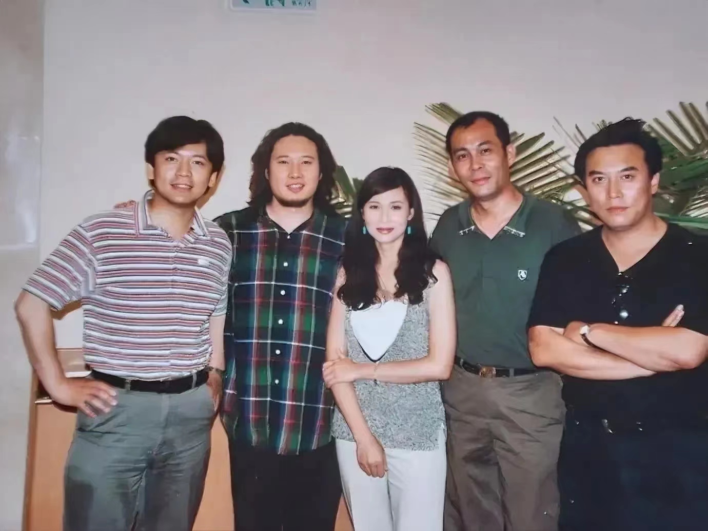 四位帅哥搂在中间的美女是谁？她的名气可老大了，不是小瞧你的眼力，你肯定猜不到！我
