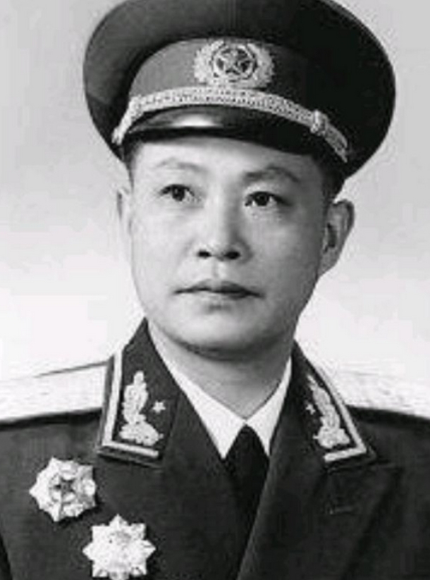 1938年，日军制造了高洪口大屠杀后，黄新廷想要报仇，但贺龙不许，并且还撂下一句