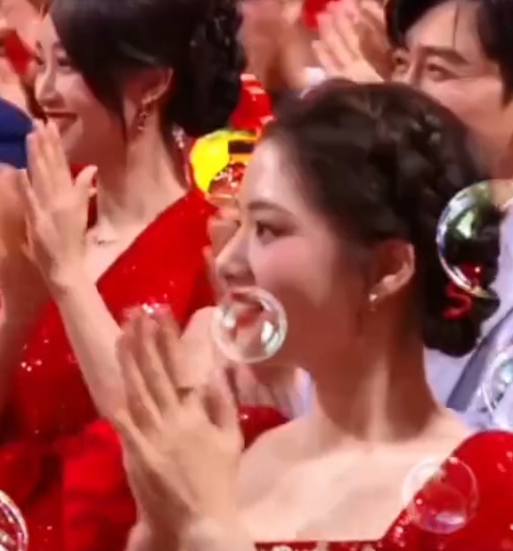 任敏的美独具一格，灵动双眸如清澈的湖水，藏着故事与纯真；面庞精致，线条柔美，笑起
