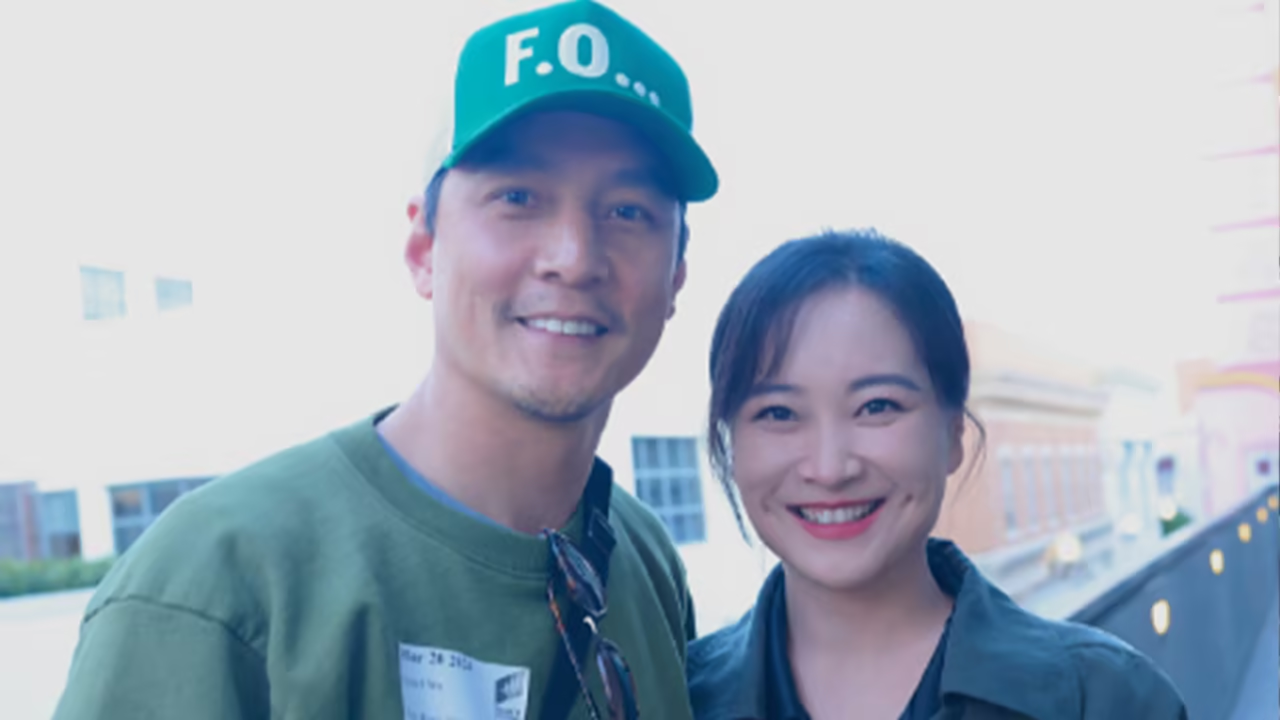 秦海璐发现了一个问题，突然发问：“我老公的口红印是不是你的？”贾玲听后，说：“怎