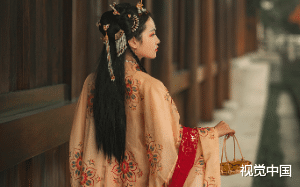 上一世我为了嫁给了陈卿华，使了各种手段，到头来落得个无子无女，家破人亡的下场。这次我成全你们这对狗.