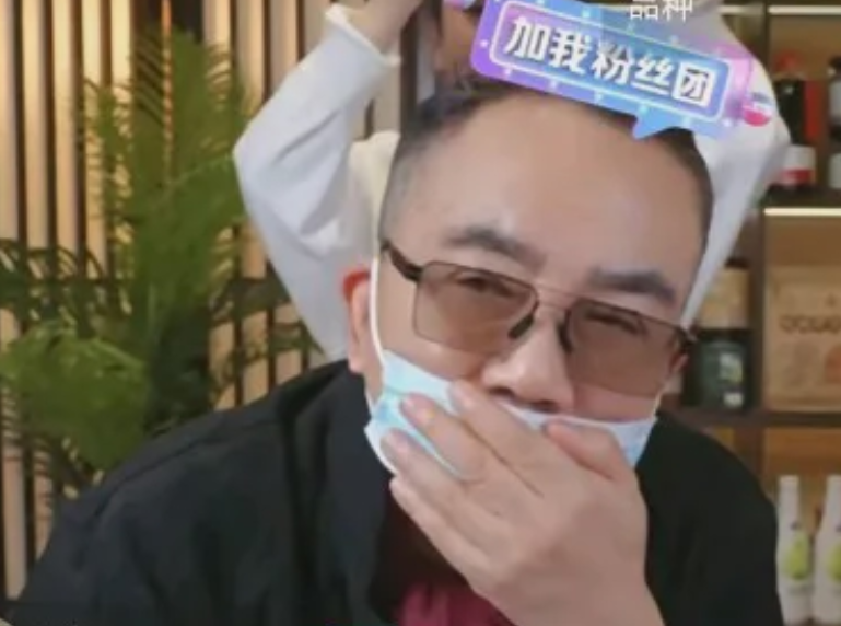 老杨的时代，落幕了。一切尘埃落定，你说这能怨谁呢？开播即被抬，戴口罩、不说话，都