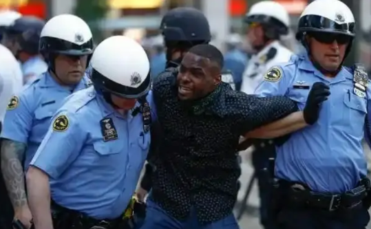 为什么美国黑人宁愿冒生命危险，也不愿意听警察的指令？

道理其实很简单，就是因为