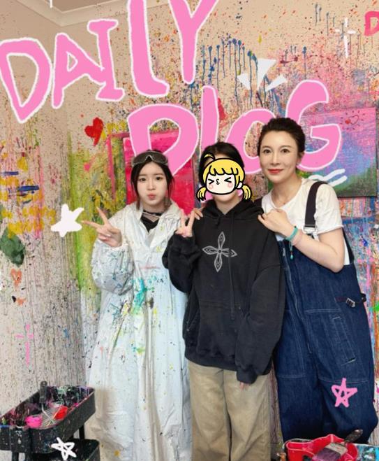 陈松伶曾是TVB当家花旦，塑造众多经典角色。近期她生图曝光，虽减肥到标准体重，却