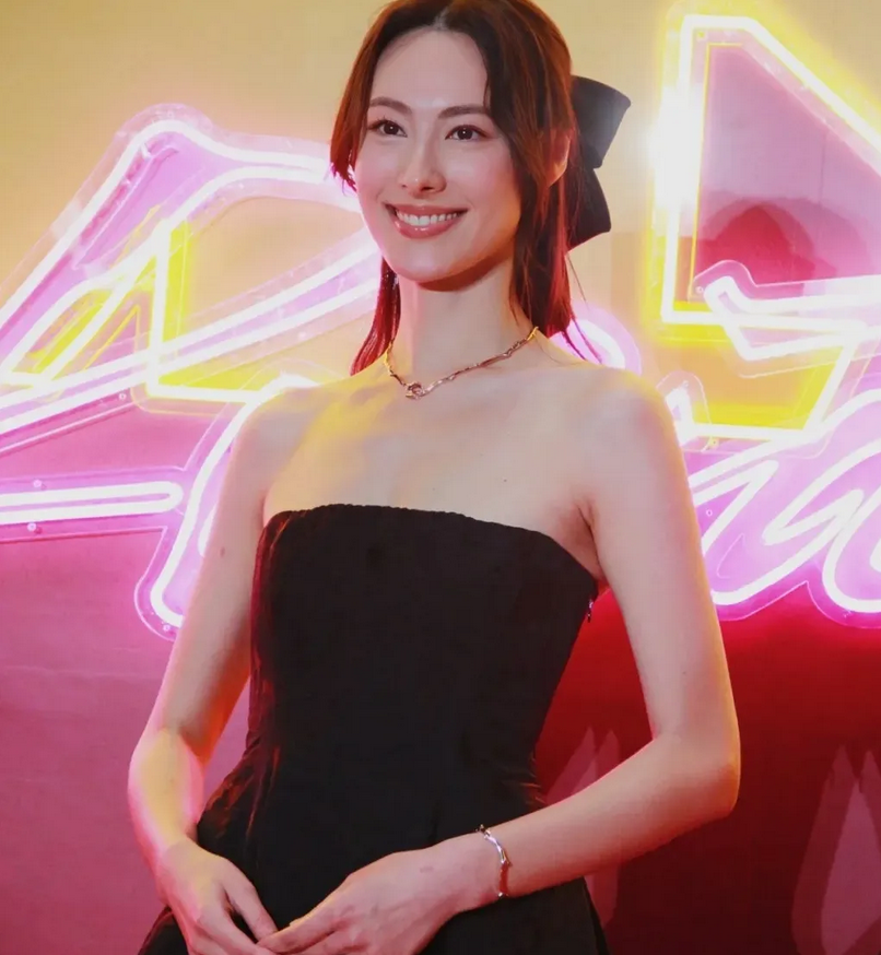 梁洛施谈恋爱了，记者问她：“你会嫁给他吗？”梁洛施眼眶一红，说了一句意味深长的话