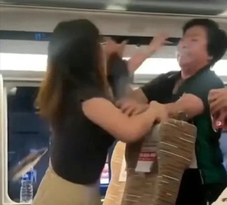 “不换座就得挨打？”天津，一名女孩乘坐高铁外出，见座位被占，便要求男子让座。男子