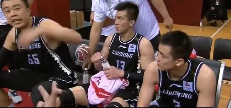 郭艾伦复出是因为周琦被推上了风口浪尖？有球迷留言说到此事。这两件事是有一点关联，