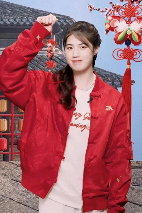 新年的氛围被张雨霏狠狠拿捏住了！只见她一身红衣亮相，那鲜艳的颜色衬得她皮肤白皙透