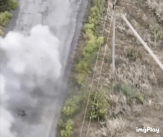 一名俄军徒手抓到乌军的无人机，而结果却挺惨！
图中乌军的无人机一直追踪一名脚有点