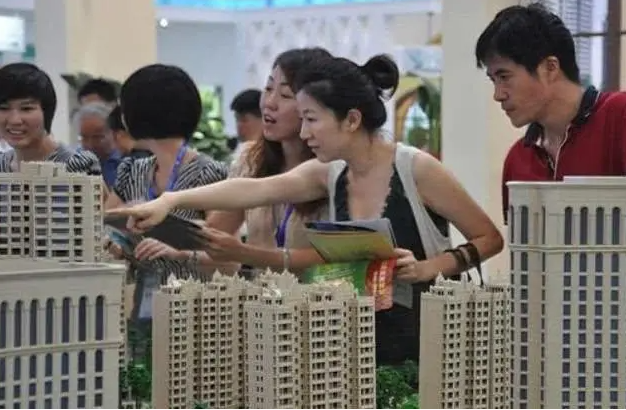 买房人请看看你在哪个阶段。
第一阶段，2000年到2008年，这段时间买房，房价