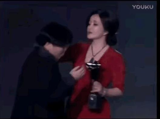 刘晓庆在一场颁奖典礼上激动地亲吻了女导演田沁鑫，全场顿时陷入一片死寂，连空气都似