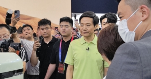 好家伙，在北京车展看比亚迪方程豹5呢，突然一大群人蜂蛹而来，啥情况啊，正纳闷呢，