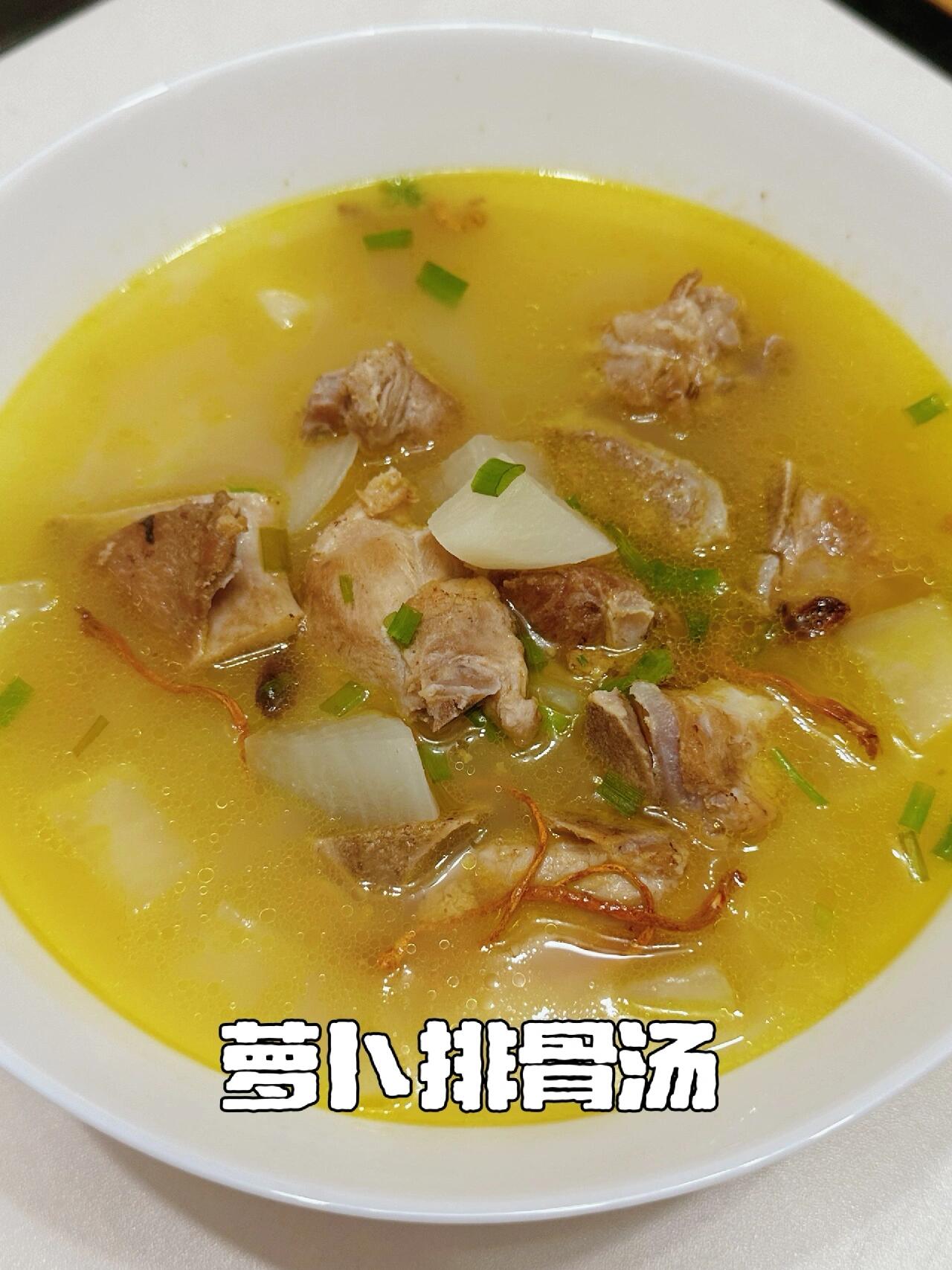 萝卜排骨汤，清甜暖胃润肺温补～

备菜：排骨➕白萝卜切块➕蒜片 大葱段

1、排