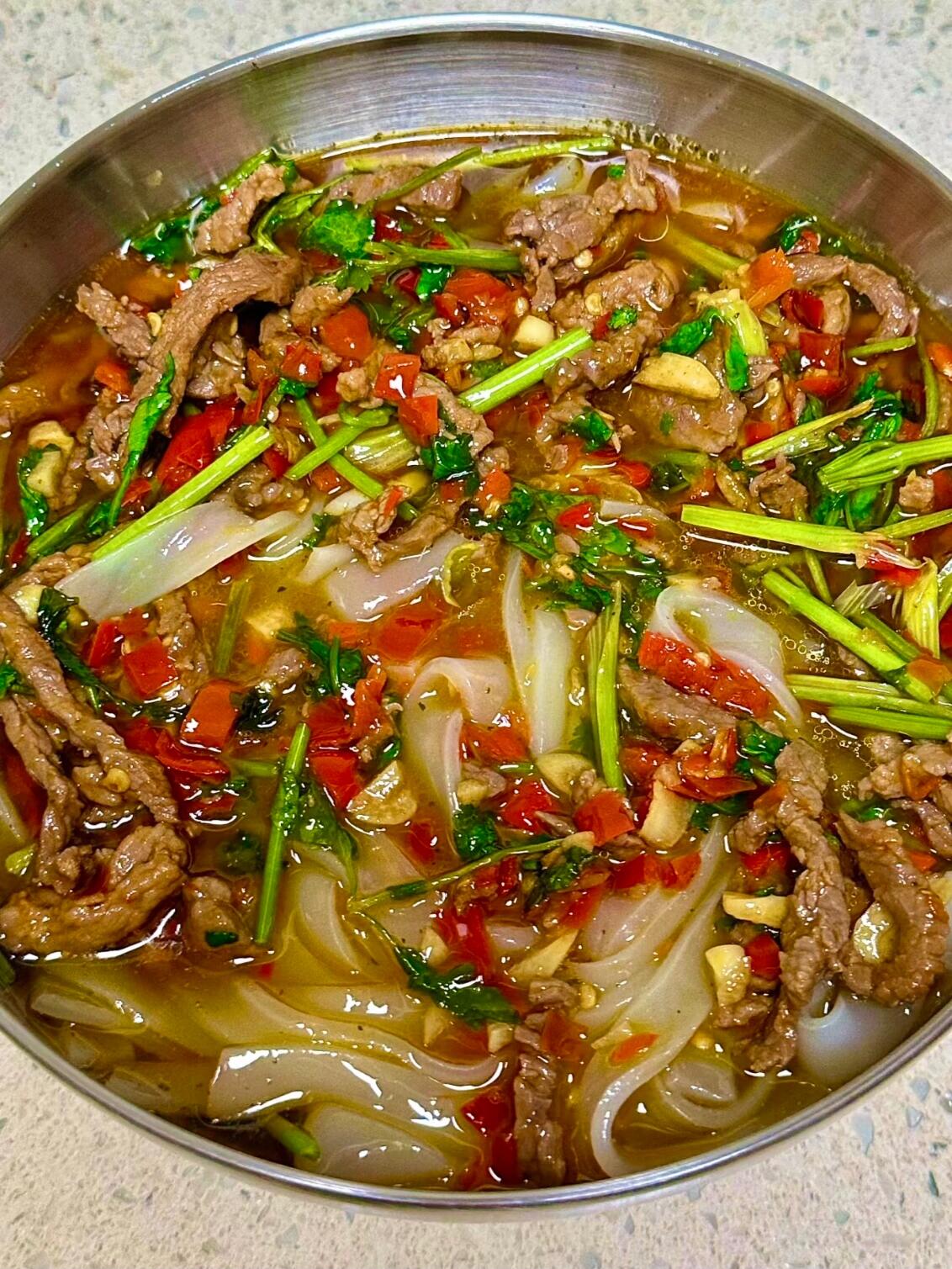 太香啦！后悔没有早点发现这种做法

今天我们来做剁椒拌粉，做法简单又美味～

食