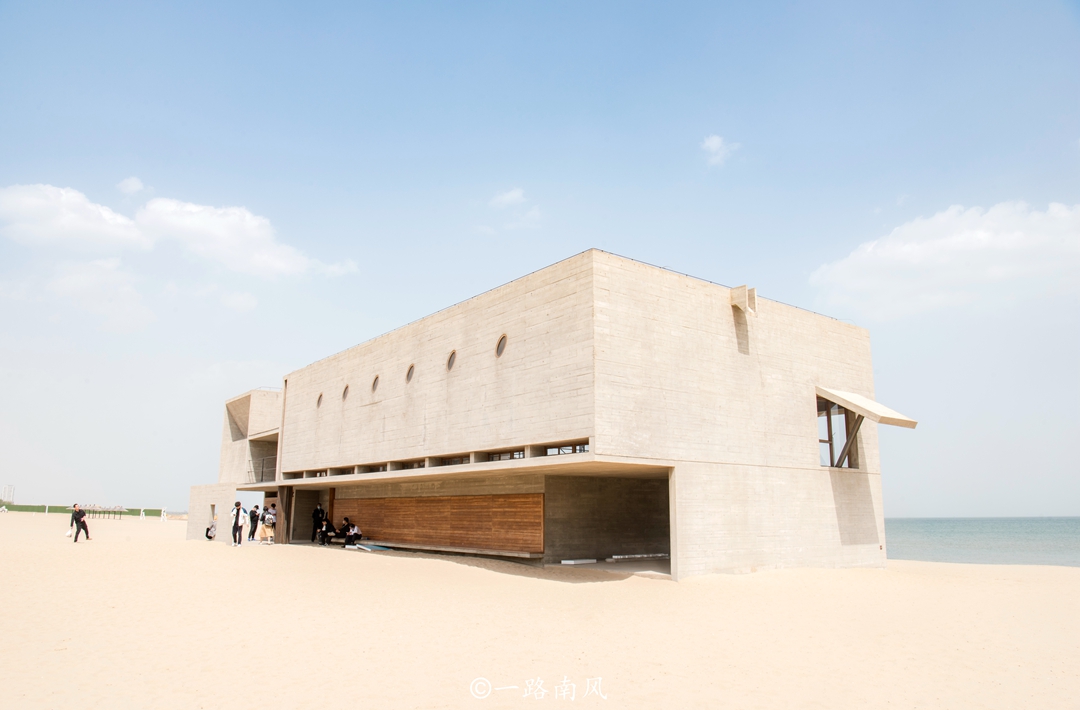 河北“最孤独”的图书馆，孤零零地耸立于海滩之上，却成为网红景点