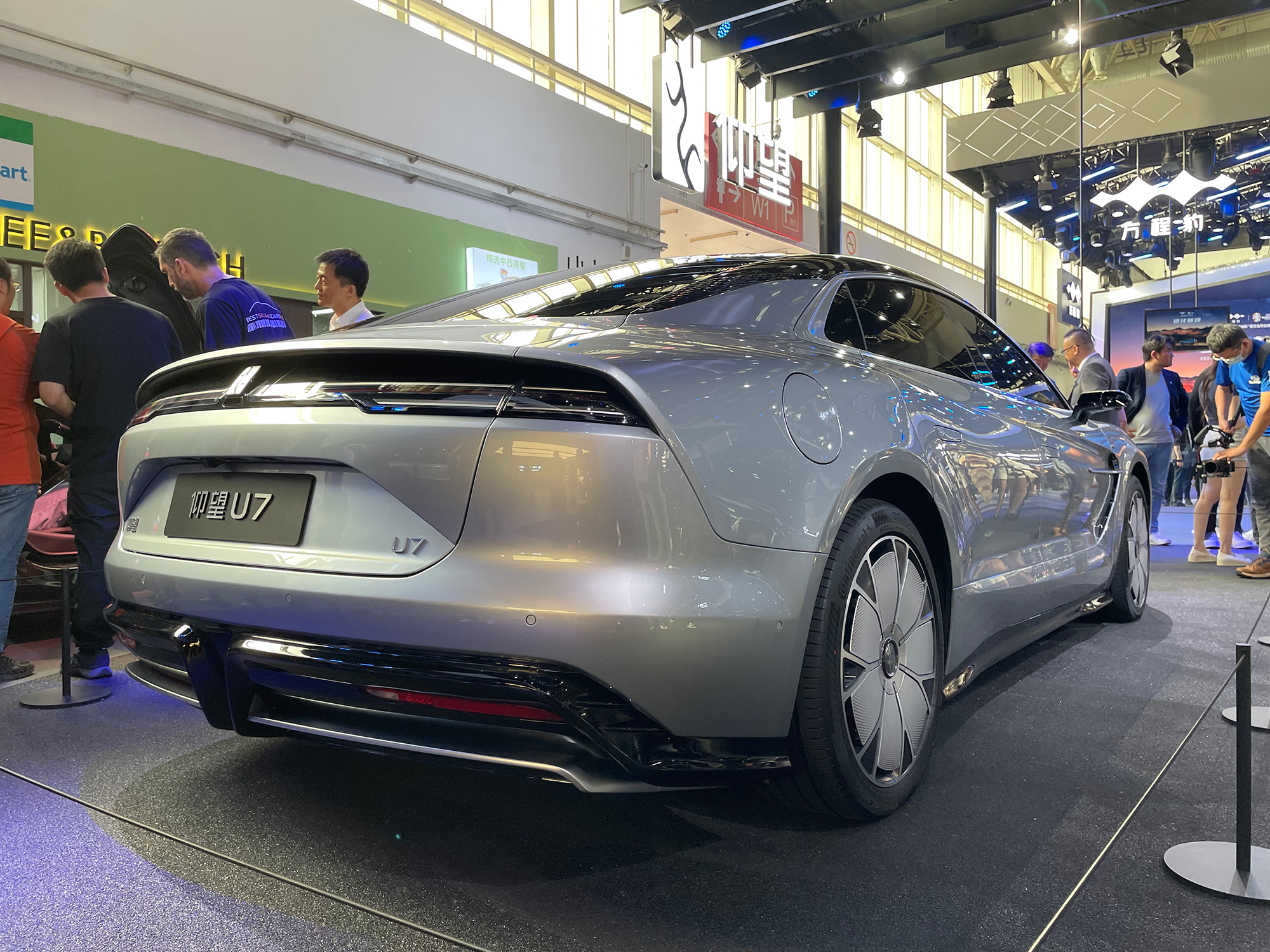 仰望U7新功能再公布，U7除了搭载云辇-Z，像云台稳定器、磁悬浮列车一样的平稳之