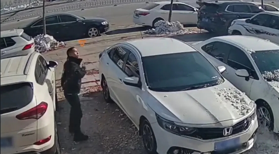 【监拍房顶积雪融化坠落砸损多车】2月6日，辽宁海城市一家租车行门口停放的汽车不幸