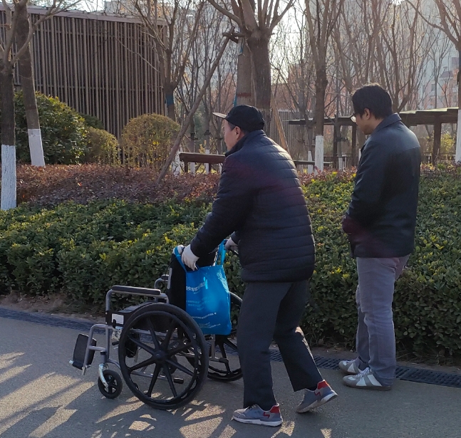 小区有户人家，姑娘找了个从山区奋斗出来的大学生。可一家人对女婿特别好，买车买房，