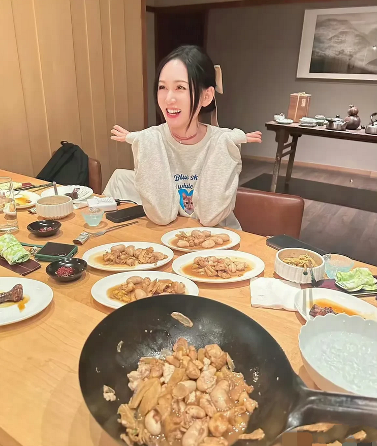 陈乔恩，好勇敢。
12月23日，陈乔恩激动晒出一桌美食，还表示自己实现了鸡佛自由