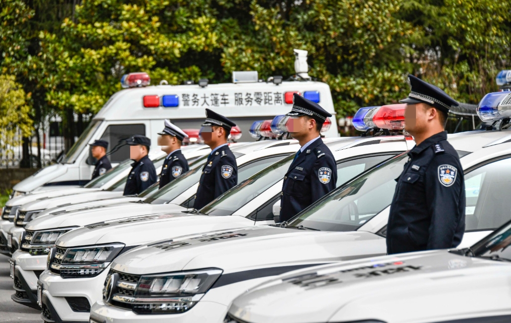 连警车都敢劫？河北雄县，一男子因涉嫌诈骗罪被警方抓获。万万没想到，在民警将男子押