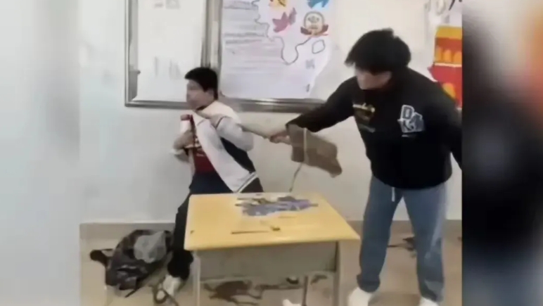 在教室里被围殴的那个男孩有智力缺陷。4个霸凌他的人，因为年龄的限制，只是受到了一