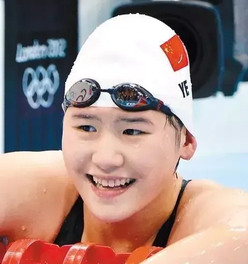 伦敦奥运会上，16岁的叶诗文在以破纪录的方式先后夺得女子400米和200米混合泳