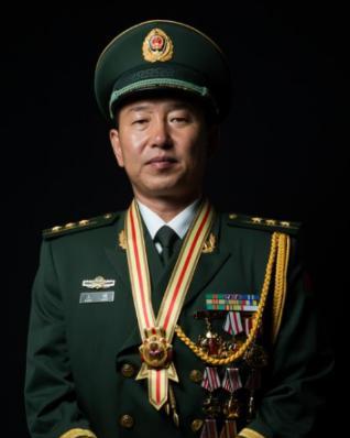 “见到穷凶极恶的匪徒就开枪！”南疆剿匪英雄眼见队友倒在血泊中，私自下达违规命令，