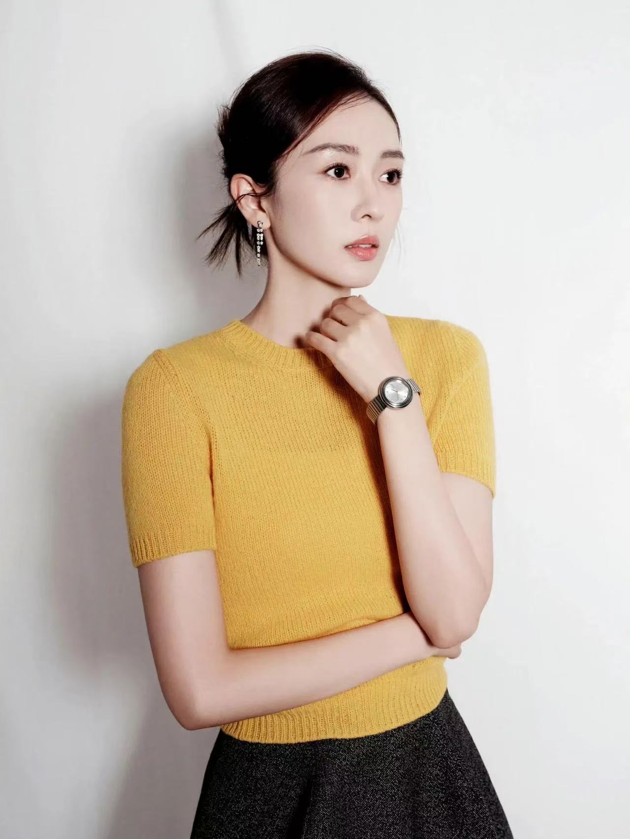 许仙给老婆买了个耳环，白娘子一戴就疼得打滚，原来是铁（贴）环（符）耳环，许仙这是