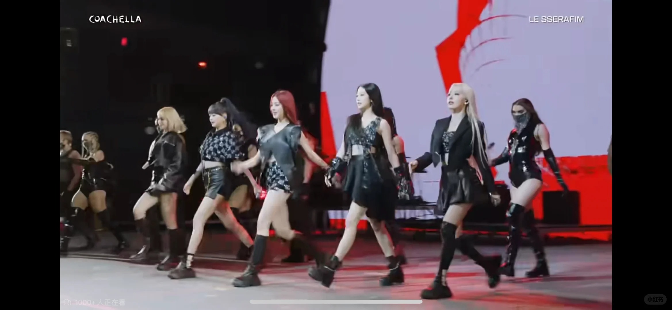 替人尴尬的毛病又犯了😅
唱不了就喊麦…真是服了，舞台信念感挺强的只能说

唱的