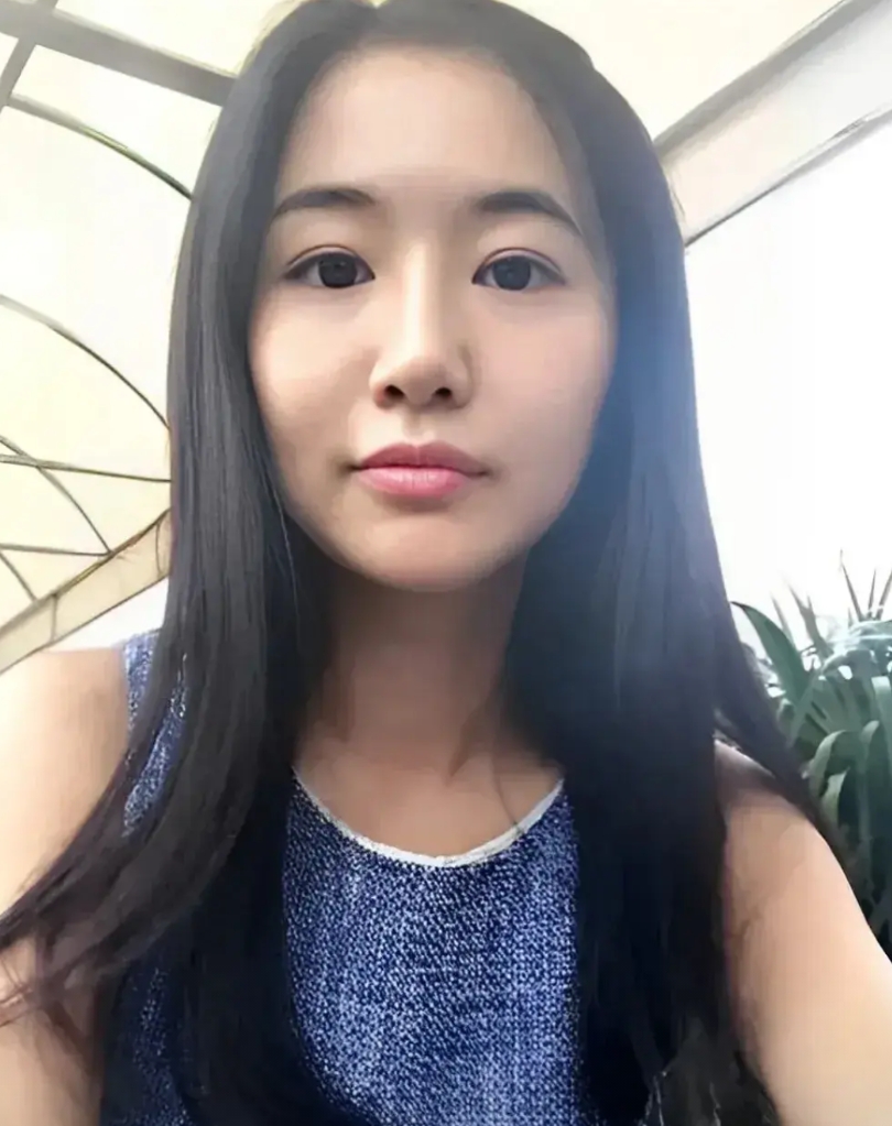 我把翟欣欣的照片拿给老外婆看，我问漂亮吗？她说漂亮，我说给你做儿媳妇要不，她连连