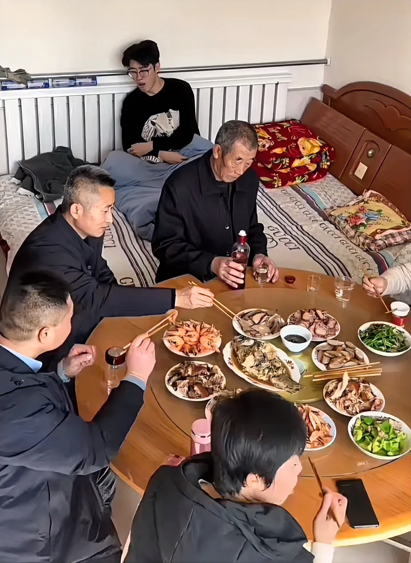 一大早就开喝，这是多大酒瘾啊？
