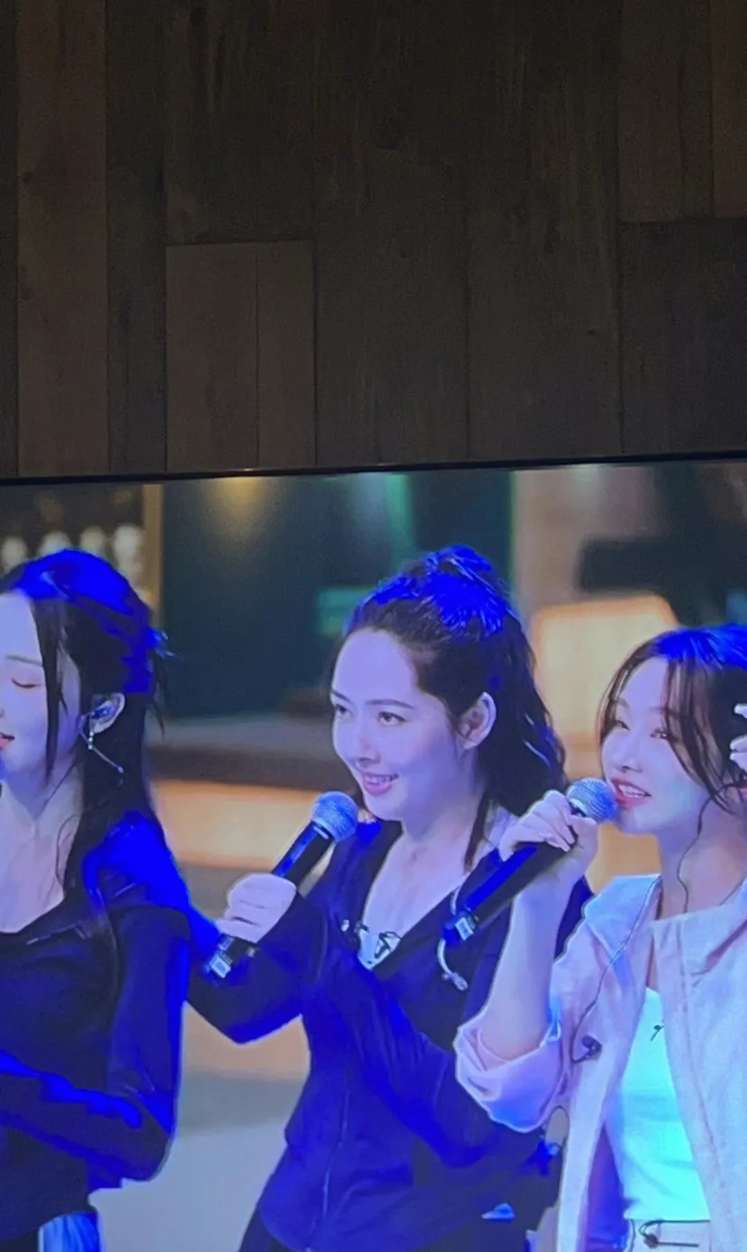 终于知道郭碧婷在娱乐圈为什么靠自己火不起来了，因为浑水摸鱼的痕迹太重了。当年一起