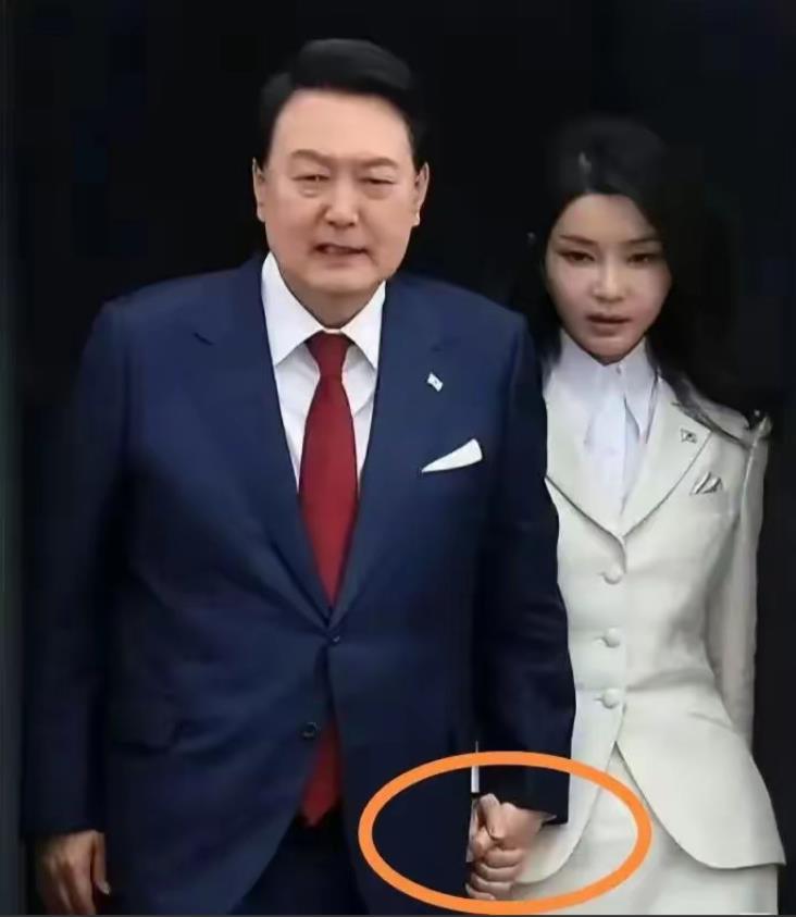 果然，尹锡悦坚决不认罪，这场内斗还没有划上句号

1月15日尹锡悦被逮捕押往公调