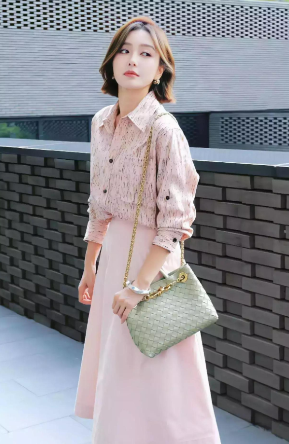 秦岚烫了微卷短发好年轻！
一身粉色衬衫长裙，减龄又温婉！

秦岚以一袭微卷短发造