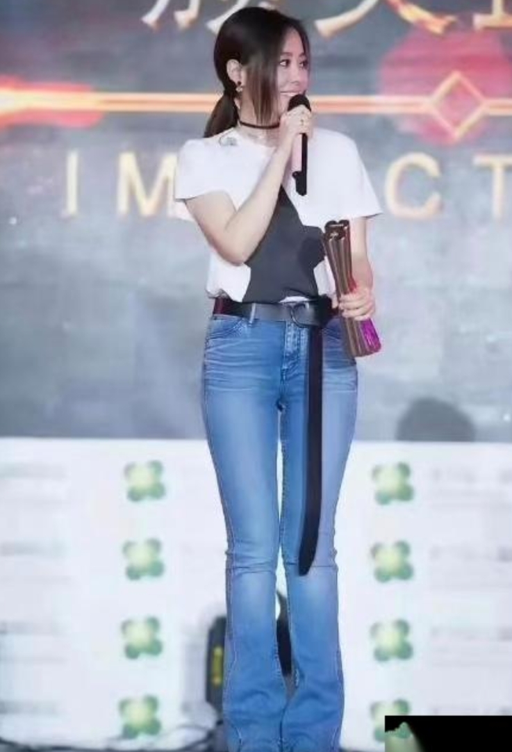 张靓颖的双腿笔直如松，太美了。
