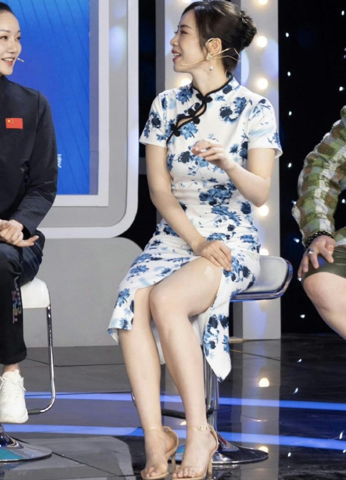 直击余霜活动现场：新中式旗袍尽显东方美，美腿修长迷人