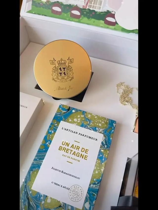 陈乔恩结婚伴手礼曝光!礼物用心超大气,上万块的护肤品人手一份(陈乔恩 婚纱)-第5张图片-九妖电影 陈乔恩结婚伴手礼曝光!礼物用心超大气,上万块的护肤品人手一份(陈乔恩 婚纱)-第5张图片-九妖电影