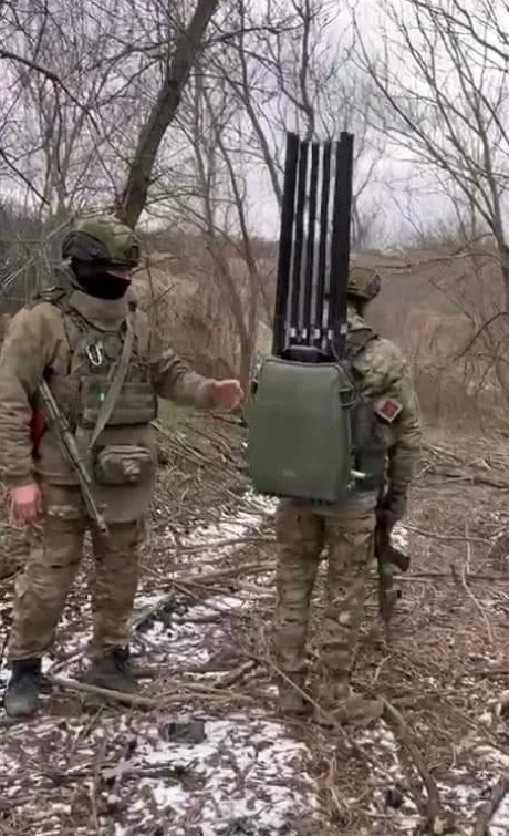 看看，还是人家外国人会打仗啊，战场上都有专门的人背一个随身路由器，这是为了保证士