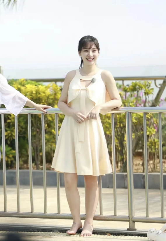 柳岩，实话实说，长相还可以，就是身高只有162厘米，演技也可以，也敢露，就是只有