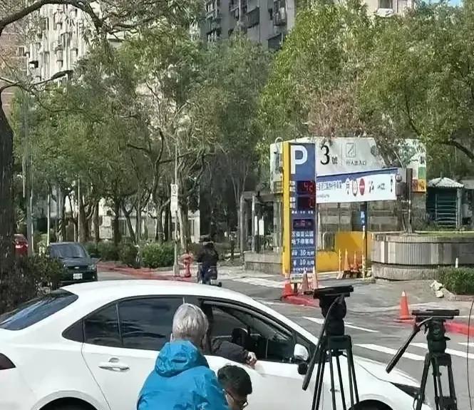 具俊晔走机场，台媒都看不下去了！

刚到湾湾的时候，他是一副喜气洋洋的样子，要离