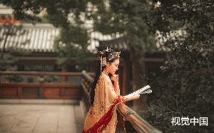 我是不受宠的妃嫔，他有他的宠妃，而我心悦之人早在进宫那日被隔绝在了宫墙之外……