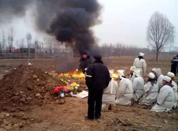 这种丧葬习俗是陋习应该改变了。
家里三姑去世了。我爸逼着我请假，赶紧拖家带口跑了