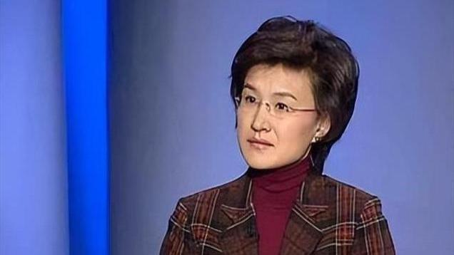 从央视名嘴到滚出主持界，被骂没人性的董倩，今坚持做自己