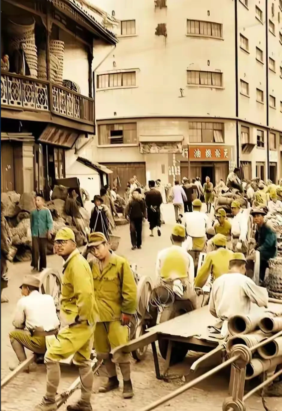 1945年小日本投降后，小鬼子们站在大街上等待被安置回国。看起来和平民气氛一点也