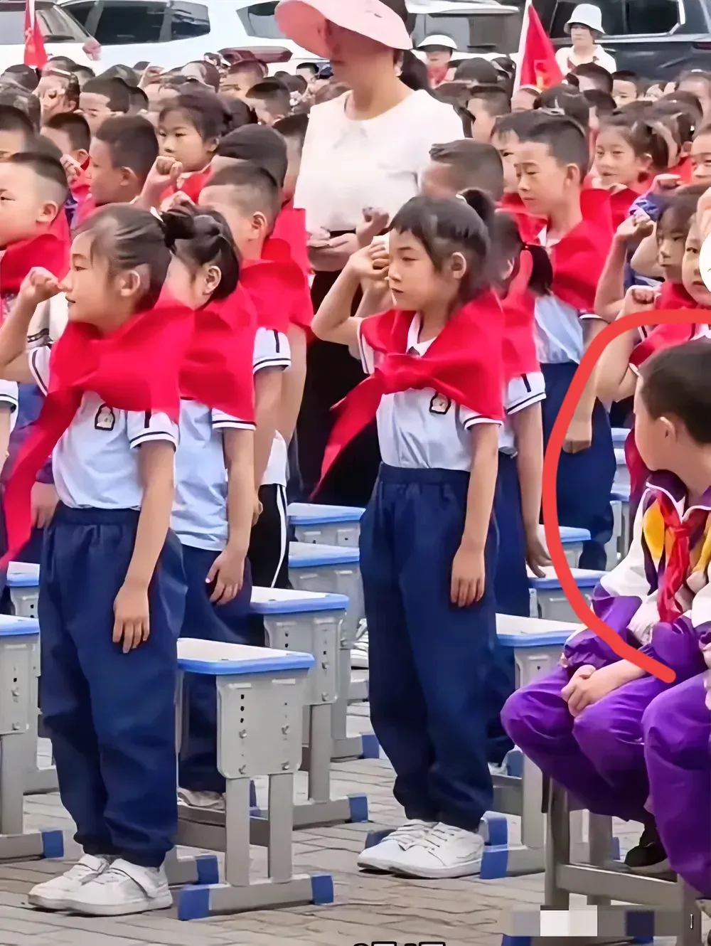 笑死，我把红领巾披肩戴法的视频给我上小学的女儿看，她大笑着说：“谁这样戴？好傻，