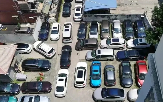 最近想要买车的人，最应该解决的不是钱够不够的问题，而是买了车后能不能停车的问题。