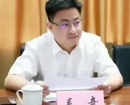 万万没想到对江西万年县委书记毛奇的回应这么快，举报视频是中午发的，通报是晚上出来