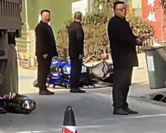 63岁机车博主李波因车祸离世，摩友：遇转弯渣土车避让不及！
 
龙泉山的道路都是