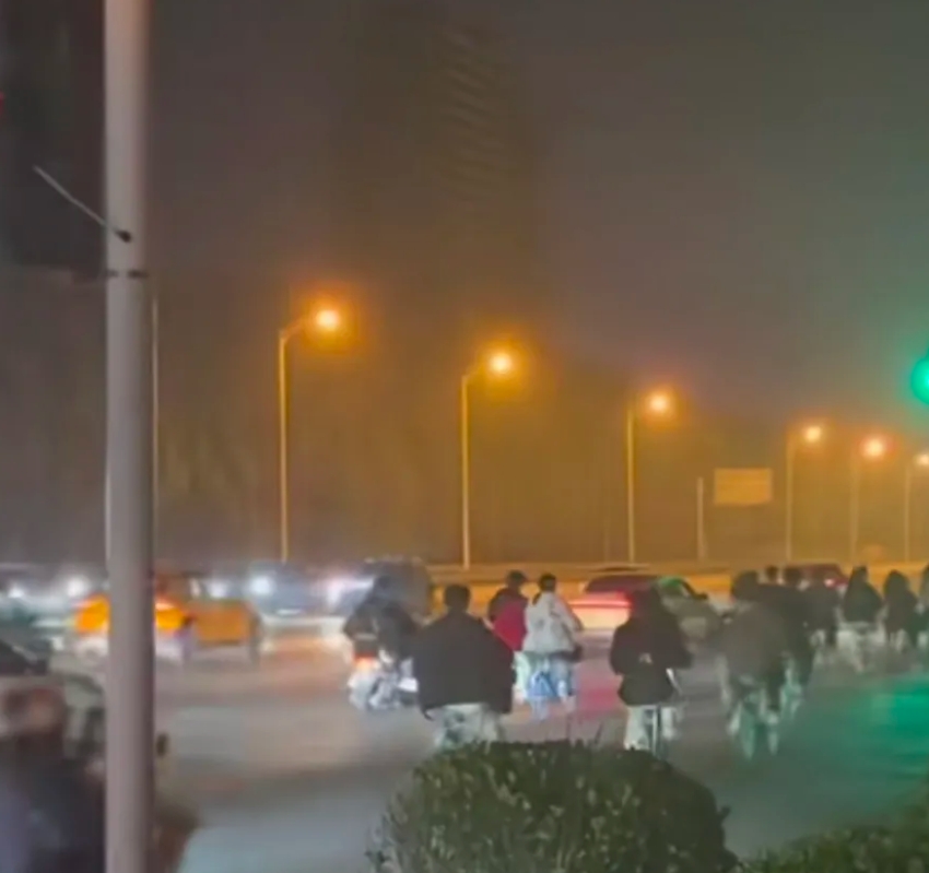 劝返！大学生夜骑开封
在不少大学生从郑州业绩到开封后，共享单车停满开封鼓楼，严重